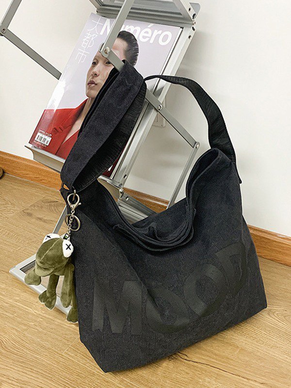 Bolso de hombro vintage con detalle de colgante-2